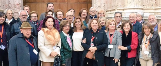 Susana Díaz con asociaciones de mayores tras aprobar la iniciativa parlamentaria