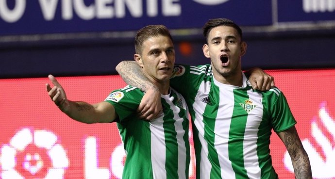 Joaquín y Sanabria celebran un gol del Betis