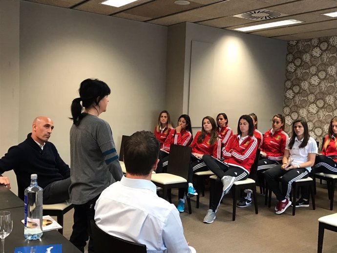 AFE visita a la selección femenina