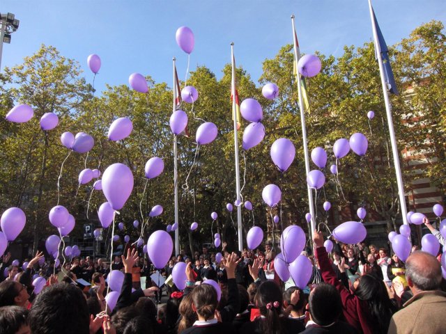 Los estudiantes concentrados sueltan los globos contra la violencia de género