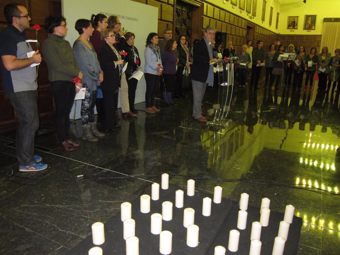Se ha recordado con velas y flores a las mujeres víctimas de violencia machista
