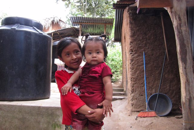 Niñas en Ojo de Agua Escondido, Chiquimula (Guatemala)