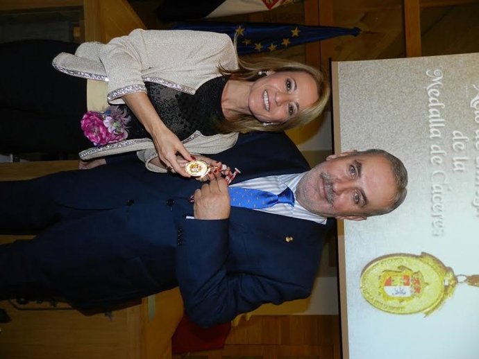 La alcaldesa de Cáceres entrega la Medalla de la Ciudad al Banco de Alimentos