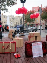 Maletas, zapatos y globos rojos recuerdan a las víctimas de violencia de género