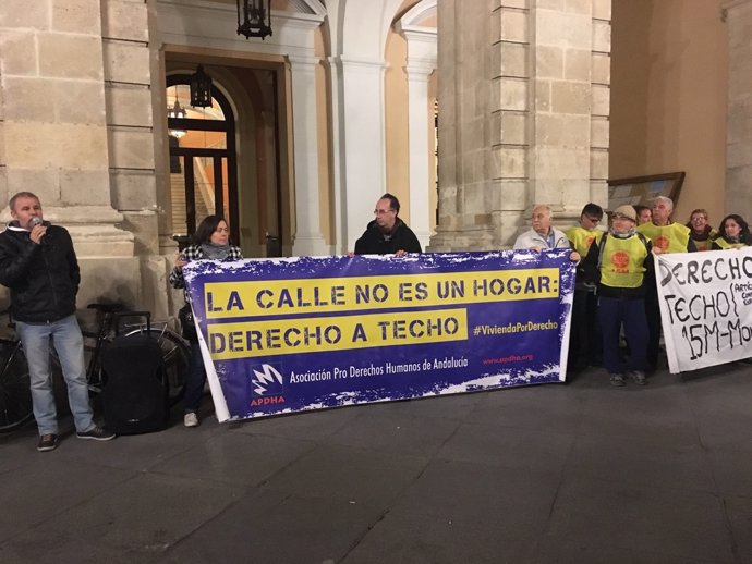 Concentración en defensa de las personas sin hogar.