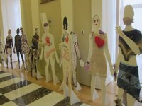 Los comercios y edificios públicos de Cáceres colocan siluetas de mujeres en contra de la violencia de género