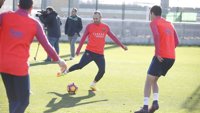 Iniesta entrena con el grupo
