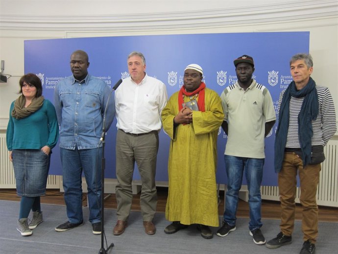 Asiron junto a representantes de SOS Racismo y la comunidad africana