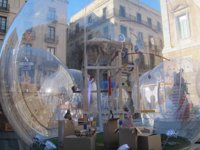 El belén de plaza Sant Jaume de Barcelona celebra la Navidad con versos de Foix en burbujas