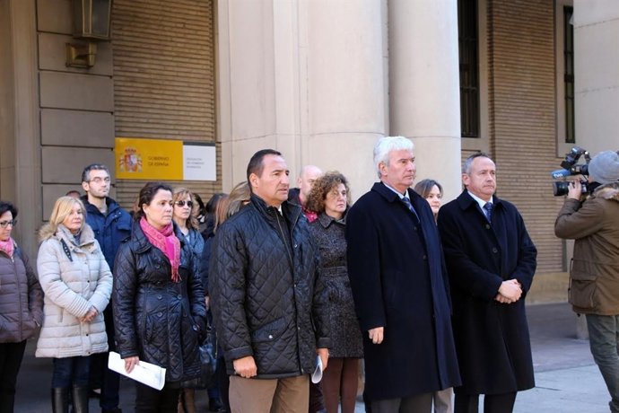 El delegado del Gobierno en Aragón se concentra contra la violencia del género