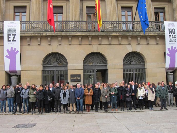 Concentración de Gobierno y partidos navarros contra la violencia de género