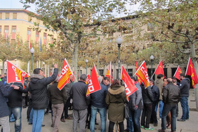 Concentración para reclamar el mantenimiento de la Central Térmica de Andorra