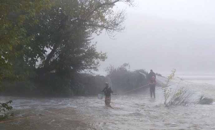 Rescate de estas dos personas en el Ebro, a la altura de Sástago