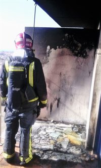 Los Bomberos extinguen un incendio declarado en el balcón de un piso de Mazarrón