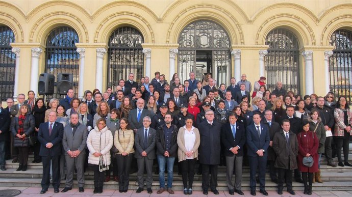 Representantes institucionales en la concentración del 25-N