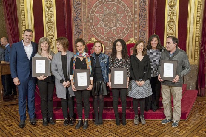 Autoridades y galardonados en el Palacio de Navarra