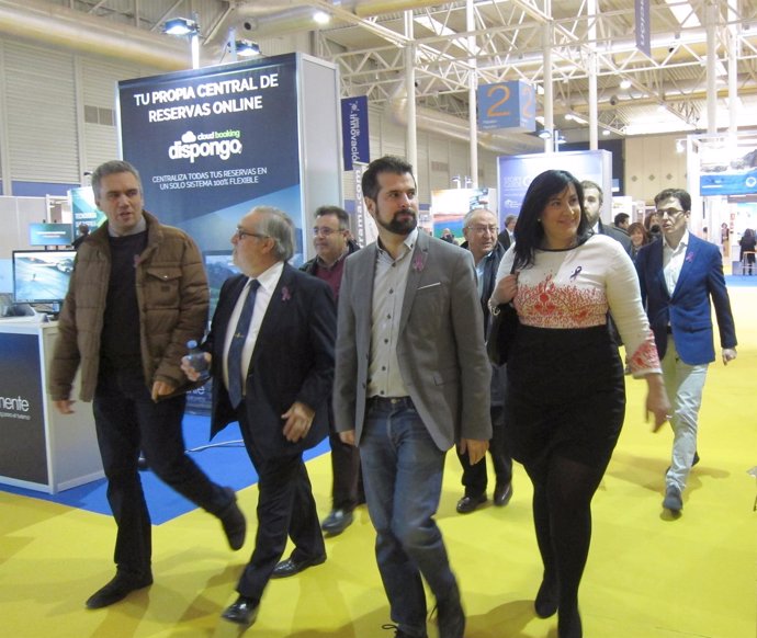Luis Tudanca, miembros del PSOE y el director de la Feria visitan Intur