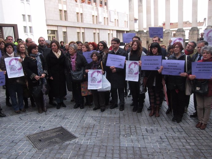Concentración con Ruth Ortiz e Isabel Ambrosio por la Violencia Contra la Mujer