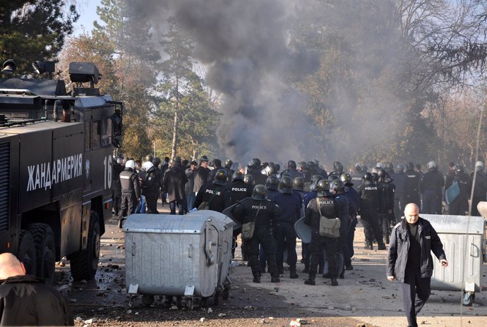 Policías y refugiados se enfrentan en Harmanli (Bulgaria)