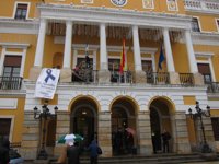 El Ayuntamiento de Badajoz luce en su fachada un lazo morado contra la violencia de género