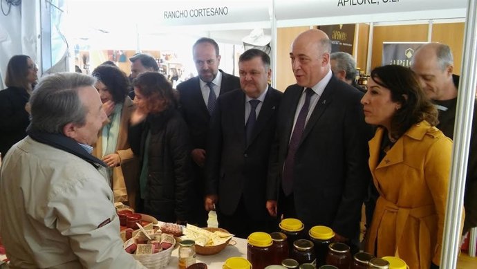 Ruiz, junto a Pozuelo y Zurera, visita uno de los estands de Expomiel