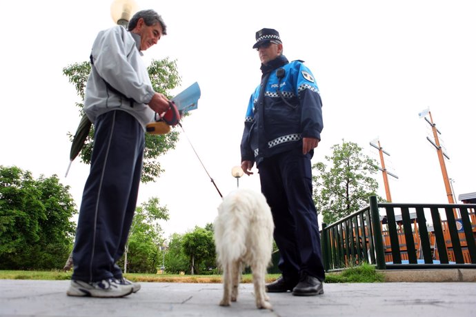 Policía local con el dueño de un perro