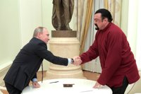 Putin entrega el pasaporte ruso al actor Steven Seagal en aras de una nueva etapa de normalidad con EEUU