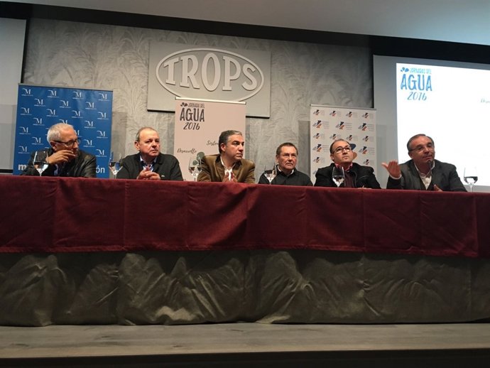 El presidente de la Diputación, Elías Bendodo, inaugura unas jornas en Vélez