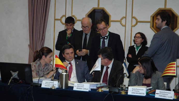 La presidenta de las Cortes de CyL, a la izquierda, durante la reunión