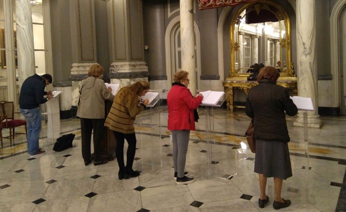 Ciudadanos firman en el libro de condolencias 