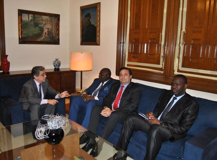 El delegado del Gobierno en Catalunya, Enric Millo, con el embajador de Mali