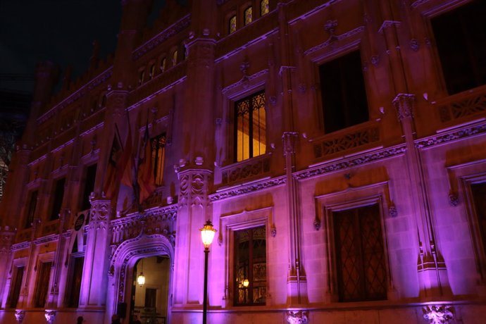 El Consell de Mallorca se ilumina de violeta contra la violencia hacia la mujer