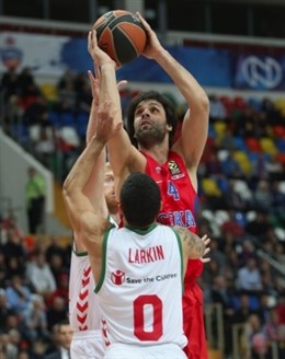 Milos Teodosic lanza ante Larkin