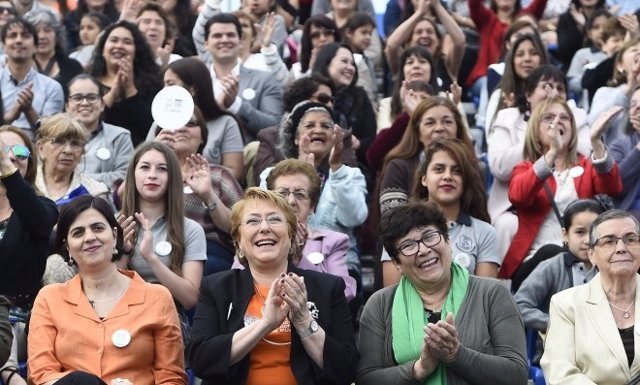 La presidenta de Chile, Michelle Bachelet, en un acto con mujeres