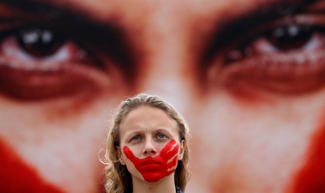 Una activista protesta en Río de Janeiro por las ?violaciones colectivas? 
