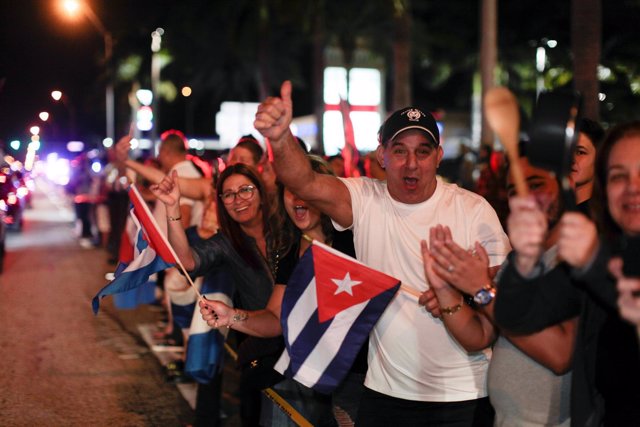 Exiliados cubanos celebran la muerte de Castro en Miami