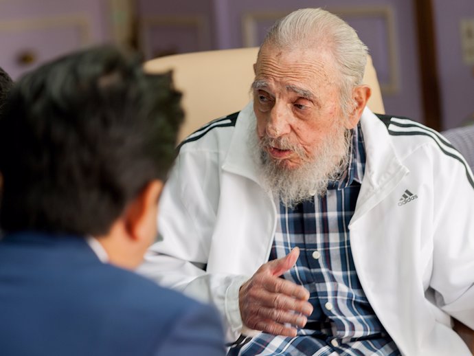 Fidel Castro durante su encuentro con el primer ministro de Japón, Shinzo Abe