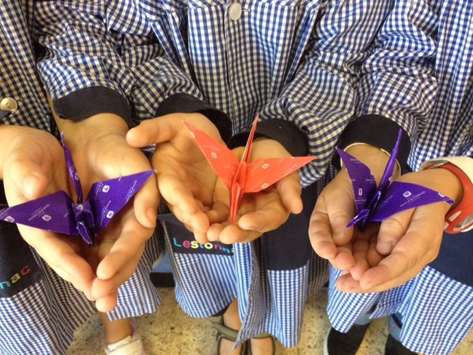 Alumnos de la escuela L'Estonnac con grullas de origami