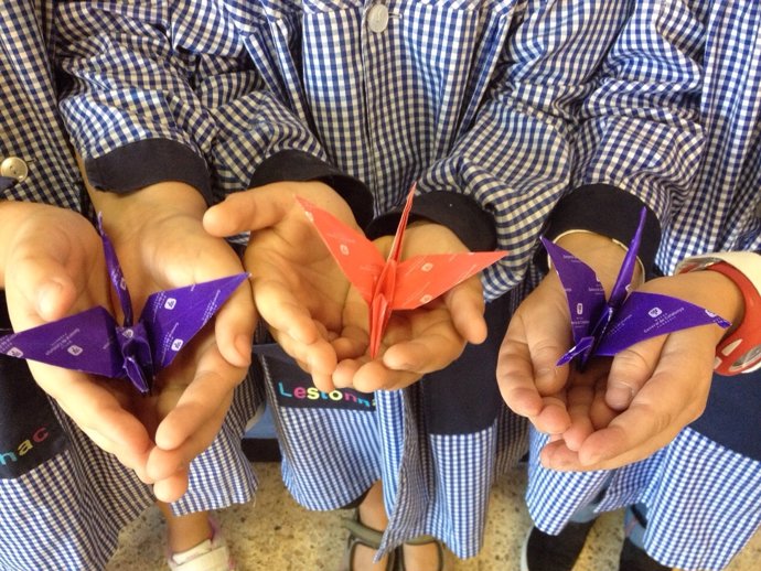 Alumnos de la escuela L'Estonnac con grullas de origami