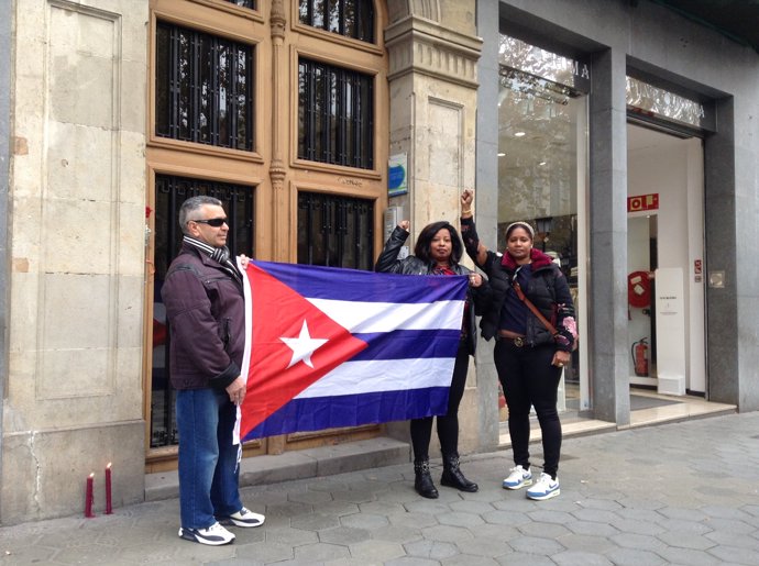 Tres procastristas ante el Consulado de Cuba en Barcelona: Gabriel, Yamilet, Áng