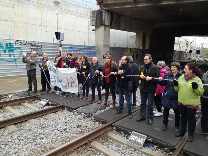 Vecinos se encandenan en la estación de Sant Andreu Comtal