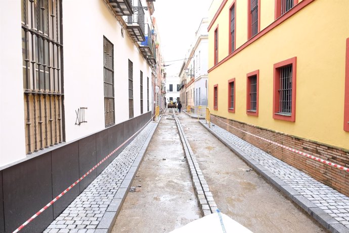 Urbanismo renuecva el firme de la calle Yuste, en casco antiguo de Sevilla
