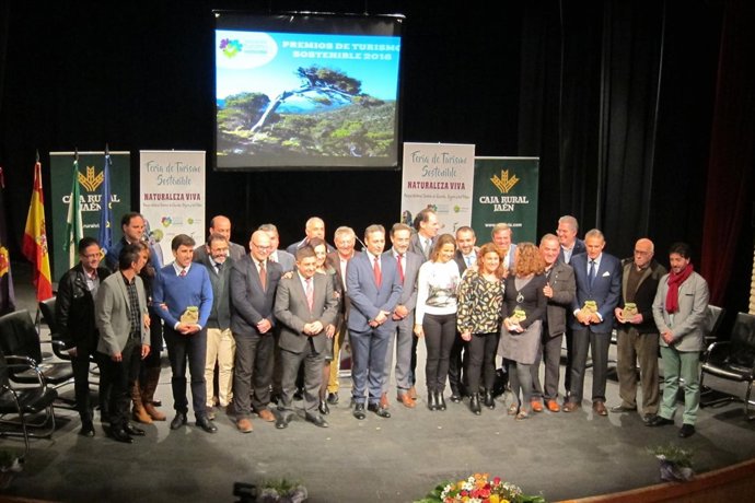Foto de familia de premiados y autoridades.