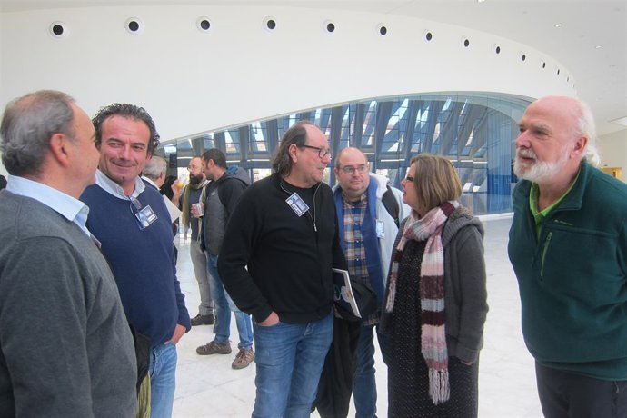 Taboada conversa con el portavoz de Xixón Sí Puede en la jornada municipalista.