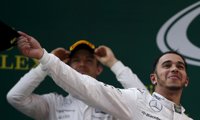 Hamilton se lleva la pole y mete presión a Rosberg; Alonso, noveno