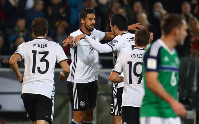 La selección alemana vence a Irlanda del Norte con gol de Khedira