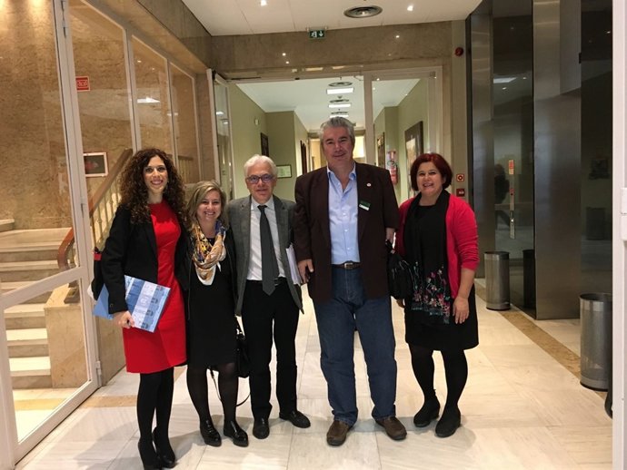 Miriam Alconchel (PSOE) con miembros de Avite