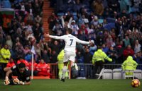 El 'Pichichi' Cristiano alarga la racha de un Real Madrid gris