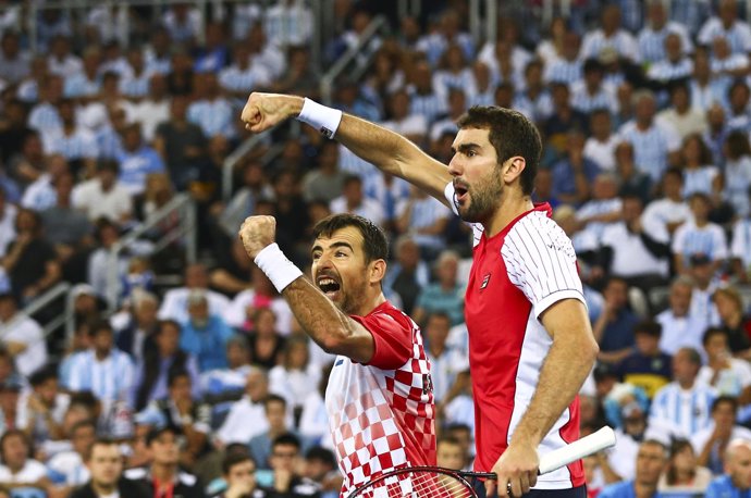 Croacia se impone en el dobles y acaricia la Davis