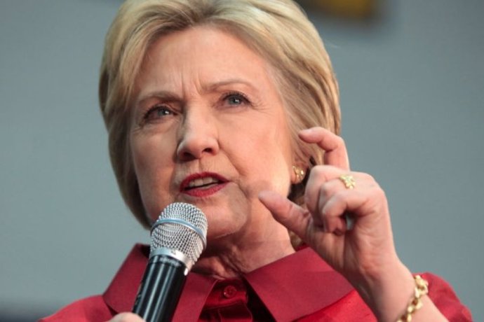 Clinton dice que fue un error no reconocer su neumonía